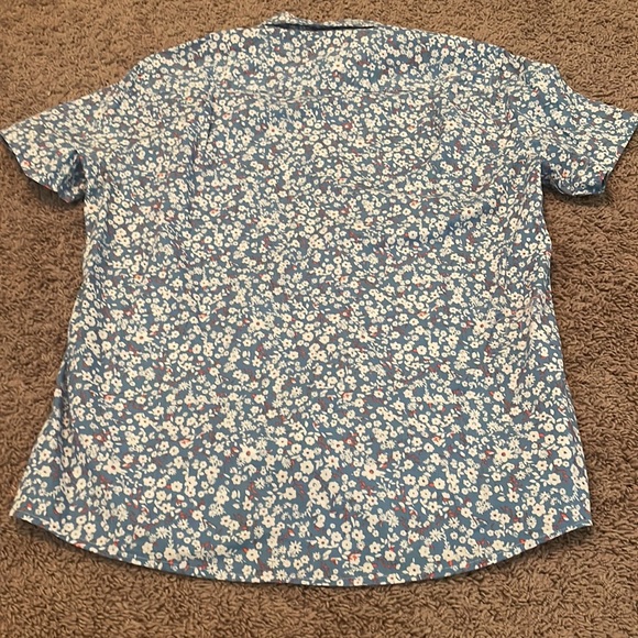 Button down - Picture 2 of 3